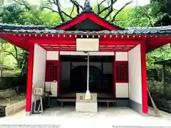龍神ハナグリ石神社の本殿