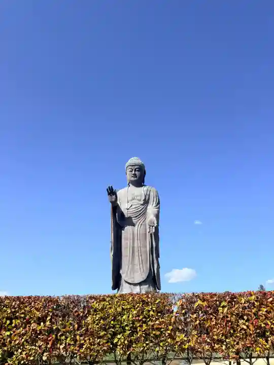 東本願寺本廟 牛久浄苑(牛久大仏)の{uncategorized: "未分類", other: "その他", undefined: "問題あり", building: "その他建物", grave: "お墓", sacred_gate: "鳥居", guardian: "狛犬", statue: "像", buddha: "仏像", history: "歴史", nature: "自然", garden: "庭園", animal: "動物", pagoda: "塔", temizu: "手水舎", mountain_gate: "山門・神門", sanctuary: "本殿・本堂", subordinate: "末社・摂社", art: "芸術", scenery: "景色", jizo: "地蔵", ema: "絵馬", goshuin: "御朱印", omikuji: "おみくじ", items: "授与品その他", amulet: "お守り", goshuincho: "御朱印帳", eats: "食事", festival: "お祭り", votive_dance: "神楽", shichigosan: "七五三参", wedding: "結婚式", experience: "体験その他", initially: "初詣", around: "周辺", anti_infection: "感染症対策"}