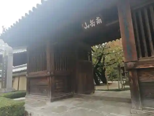 東長寺の山門