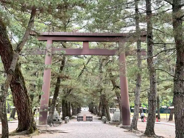 出雲大社の{uncategorized: "未分類", other: "その他", undefined: "問題あり", building: "その他建物", grave: "お墓", sacred_gate: "鳥居", guardian: "狛犬", statue: "像", buddha: "仏像", history: "歴史", nature: "自然", garden: "庭園", animal: "動物", pagoda: "塔", temizu: "手水舎", mountain_gate: "山門・神門", sanctuary: "本殿・本堂", subordinate: "末社・摂社", art: "芸術", scenery: "景色", jizo: "地蔵", ema: "絵馬", goshuin: "御朱印", omikuji: "おみくじ", items: "授与品その他", amulet: "お守り", goshuincho: "御朱印帳", eats: "食事", festival: "お祭り", votive_dance: "神楽", shichigosan: "七五三参", wedding: "結婚式", experience: "体験その他", initially: "初詣", around: "周辺", anti_infection: "感染症対策"}