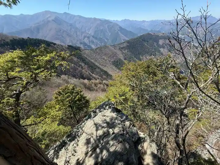 三峯神社奥宮の{uncategorized: "未分類", other: "その他", undefined: "問題あり", building: "その他建物", grave: "お墓", sacred_gate: "鳥居", guardian: "狛犬", statue: "像", buddha: "仏像", history: "歴史", nature: "自然", garden: "庭園", animal: "動物", pagoda: "塔", temizu: "手水舎", mountain_gate: "山門・神門", sanctuary: "本殿・本堂", subordinate: "末社・摂社", art: "芸術", scenery: "景色", jizo: "地蔵", ema: "絵馬", goshuin: "御朱印", omikuji: "おみくじ", items: "授与品その他", amulet: "お守り", goshuincho: "御朱印帳", eats: "食事", festival: "お祭り", votive_dance: "神楽", shichigosan: "七五三参", wedding: "結婚式", experience: "体験その他", initially: "初詣", around: "周辺", anti_infection: "感染症対策"}