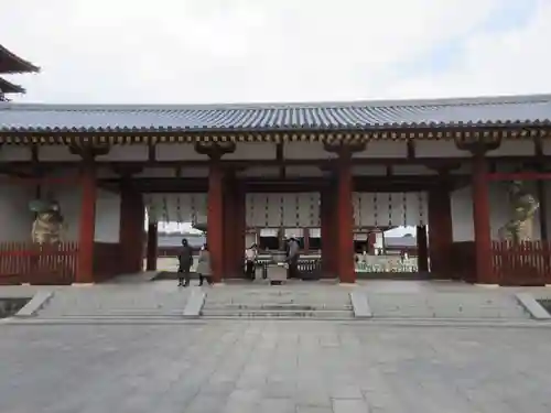 薬師寺の山門・神門