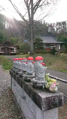 長福寺の{uncategorized: "未分類", other: "その他", undefined: "問題あり", building: "その他建物", grave: "お墓", sacred_gate: "鳥居", guardian: "狛犬", statue: "像", buddha: "仏像", history: "歴史", nature: "自然", garden: "庭園", animal: "動物", pagoda: "塔", temizu: "手水舎", mountain_gate: "山門・神門", sanctuary: "本殿・本堂", subordinate: "末社・摂社", art: "芸術", scenery: "景色", jizo: "地蔵", ema: "絵馬", goshuin: "御朱印", omikuji: "おみくじ", items: "授与品その他", amulet: "お守り", goshuincho: "御朱印帳", eats: "食事", festival: "お祭り", votive_dance: "神楽", shichigosan: "七五三参", wedding: "結婚式", experience: "体験その他", initially: "初詣", around: "周辺", anti_infection: "感染症対策"}