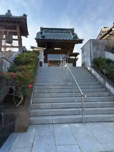 小山御坊照願寺の{uncategorized: "未分類", other: "その他", undefined: "問題あり", building: "その他建物", grave: "お墓", sacred_gate: "鳥居", guardian: "狛犬", statue: "像", buddha: "仏像", history: "歴史", nature: "自然", garden: "庭園", animal: "動物", pagoda: "塔", temizu: "手水舎", mountain_gate: "山門・神門", sanctuary: "本殿・本堂", subordinate: "末社・摂社", art: "芸術", scenery: "景色", jizo: "地蔵", ema: "絵馬", goshuin: "御朱印", omikuji: "おみくじ", items: "授与品その他", amulet: "お守り", goshuincho: "御朱印帳", eats: "食事", festival: "お祭り", votive_dance: "神楽", shichigosan: "七五三参", wedding: "結婚式", experience: "体験その他", initially: "初詣", around: "周辺", anti_infection: "感染症対策"}