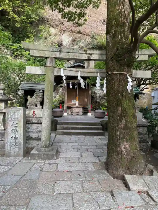 銭洗弁財天宇賀福神社の{uncategorized: "未分類", other: "その他", undefined: "問題あり", building: "その他建物", grave: "お墓", sacred_gate: "鳥居", guardian: "狛犬", statue: "像", buddha: "仏像", history: "歴史", nature: "自然", garden: "庭園", animal: "動物", pagoda: "塔", temizu: "手水舎", mountain_gate: "山門・神門", sanctuary: "本殿・本堂", subordinate: "末社・摂社", art: "芸術", scenery: "景色", jizo: "地蔵", ema: "絵馬", goshuin: "御朱印", omikuji: "おみくじ", items: "授与品その他", amulet: "お守り", goshuincho: "御朱印帳", eats: "食事", festival: "お祭り", votive_dance: "神楽", shichigosan: "七五三参", wedding: "結婚式", experience: "体験その他", initially: "初詣", around: "周辺", anti_infection: "感染症対策"}