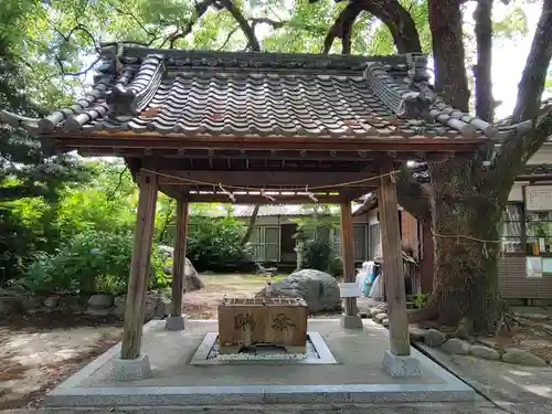 漆部神社の手水舎