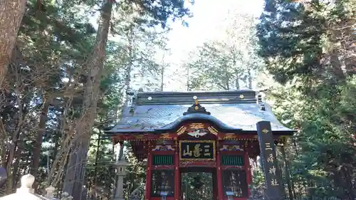 三峯神社の山門