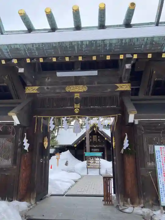 琴似神社の山門・神門
