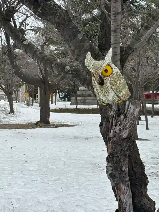 札幌護國神社の{uncategorized: "未分類", other: "その他", undefined: "問題あり", building: "その他建物", grave: "お墓", sacred_gate: "鳥居", guardian: "狛犬", statue: "像", buddha: "仏像", history: "歴史", nature: "自然", garden: "庭園", animal: "動物", pagoda: "塔", temizu: "手水舎", mountain_gate: "山門・神門", sanctuary: "本殿・本堂", subordinate: "末社・摂社", art: "芸術", scenery: "景色", jizo: "地蔵", ema: "絵馬", goshuin: "御朱印", omikuji: "おみくじ", items: "授与品その他", amulet: "お守り", goshuincho: "御朱印帳", eats: "食事", festival: "お祭り", votive_dance: "神楽", shichigosan: "七五三参", wedding: "結婚式", experience: "体験その他", initially: "初詣", around: "周辺", anti_infection: "感染症対策"}