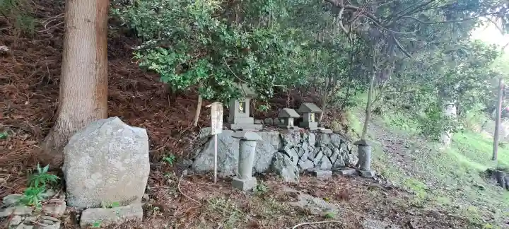 天照御祖神社の{uncategorized: "未分類", other: "その他", undefined: "問題あり", building: "その他建物", grave: "お墓", sacred_gate: "鳥居", guardian: "狛犬", statue: "像", buddha: "仏像", history: "歴史", nature: "自然", garden: "庭園", animal: "動物", pagoda: "塔", temizu: "手水舎", mountain_gate: "山門・神門", sanctuary: "本殿・本堂", subordinate: "末社・摂社", art: "芸術", scenery: "景色", jizo: "地蔵", ema: "絵馬", goshuin: "御朱印", omikuji: "おみくじ", items: "授与品その他", amulet: "お守り", goshuincho: "御朱印帳", eats: "食事", festival: "お祭り", votive_dance: "神楽", shichigosan: "七五三参", wedding: "結婚式", experience: "体験その他", initially: "初詣", around: "周辺", anti_infection: "感染症対策"}