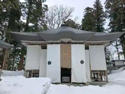 出羽神社(出羽三山神社)~三神合祭殿~の{uncategorized: "未分類", other: "その他", undefined: "問題あり", building: "その他建物", grave: "お墓", sacred_gate: "鳥居", guardian: "狛犬", statue: "像", buddha: "仏像", history: "歴史", nature: "自然", garden: "庭園", animal: "動物", pagoda: "塔", temizu: "手水舎", mountain_gate: "山門・神門", sanctuary: "本殿・本堂", subordinate: "末社・摂社", art: "芸術", scenery: "景色", jizo: "地蔵", ema: "絵馬", goshuin: "御朱印", omikuji: "おみくじ", items: "授与品その他", amulet: "お守り", goshuincho: "御朱印帳", eats: "食事", festival: "お祭り", votive_dance: "神楽", shichigosan: "七五三参", wedding: "結婚式", experience: "体験その他", initially: "初詣", around: "周辺", anti_infection: "感染症対策"}