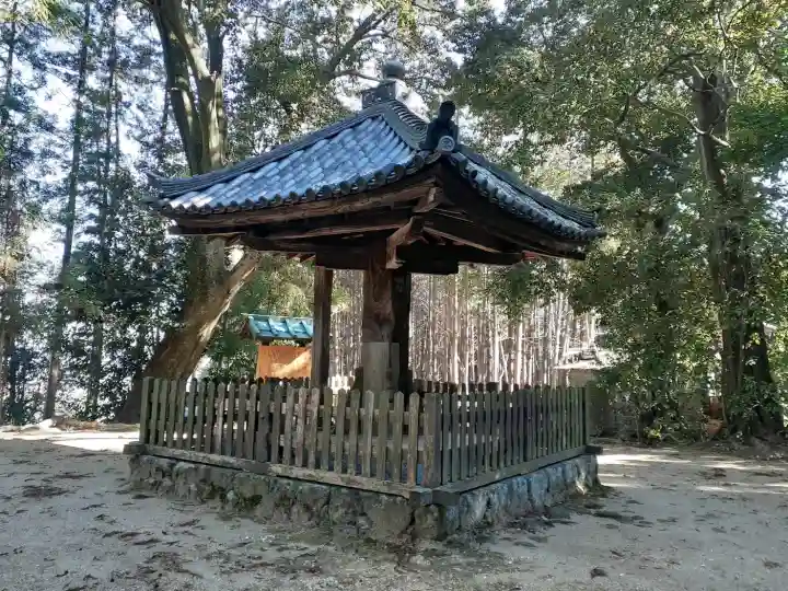二上山傘堂の{uncategorized: "未分類", other: "その他", undefined: "問題あり", building: "その他建物", grave: "お墓", sacred_gate: "鳥居", guardian: "狛犬", statue: "像", buddha: "仏像", history: "歴史", nature: "自然", garden: "庭園", animal: "動物", pagoda: "塔", temizu: "手水舎", mountain_gate: "山門・神門", sanctuary: "本殿・本堂", subordinate: "末社・摂社", art: "芸術", scenery: "景色", jizo: "地蔵", ema: "絵馬", goshuin: "御朱印", omikuji: "おみくじ", items: "授与品その他", amulet: "お守り", goshuincho: "御朱印帳", eats: "食事", festival: "お祭り", votive_dance: "神楽", shichigosan: "七五三参", wedding: "結婚式", experience: "体験その他", initially: "初詣", around: "周辺", anti_infection: "感染症対策"}