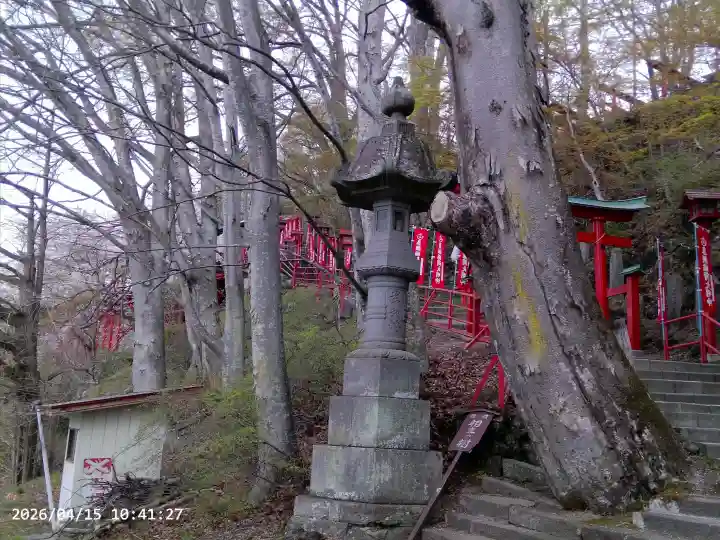 鼻顔稲荷神社の{uncategorized: "未分類", other: "その他", undefined: "問題あり", building: "その他建物", grave: "お墓", sacred_gate: "鳥居", guardian: "狛犬", statue: "像", buddha: "仏像", history: "歴史", nature: "自然", garden: "庭園", animal: "動物", pagoda: "塔", temizu: "手水舎", mountain_gate: "山門・神門", sanctuary: "本殿・本堂", subordinate: "末社・摂社", art: "芸術", scenery: "景色", jizo: "地蔵", ema: "絵馬", goshuin: "御朱印", omikuji: "おみくじ", items: "授与品その他", amulet: "お守り", goshuincho: "御朱印帳", eats: "食事", festival: "お祭り", votive_dance: "神楽", shichigosan: "七五三参", wedding: "結婚式", experience: "体験その他", initially: "初詣", around: "周辺", anti_infection: "感染症対策"}