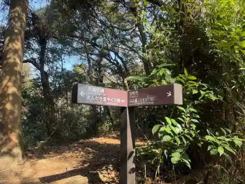 石廟（鎌倉市指定文化財石廟二基、名越切通古道沿い）の{uncategorized: "未分類", other: "その他", undefined: "問題あり", building: "その他建物", grave: "お墓", sacred_gate: "鳥居", guardian: "狛犬", statue: "像", buddha: "仏像", history: "歴史", nature: "自然", garden: "庭園", animal: "動物", pagoda: "塔", temizu: "手水舎", mountain_gate: "山門・神門", sanctuary: "本殿・本堂", subordinate: "末社・摂社", art: "芸術", scenery: "景色", jizo: "地蔵", ema: "絵馬", goshuin: "御朱印", omikuji: "おみくじ", items: "授与品その他", amulet: "お守り", goshuincho: "御朱印帳", eats: "食事", festival: "お祭り", votive_dance: "神楽", shichigosan: "七五三参", wedding: "結婚式", experience: "体験その他", initially: "初詣", around: "周辺", anti_infection: "感染症対策"}