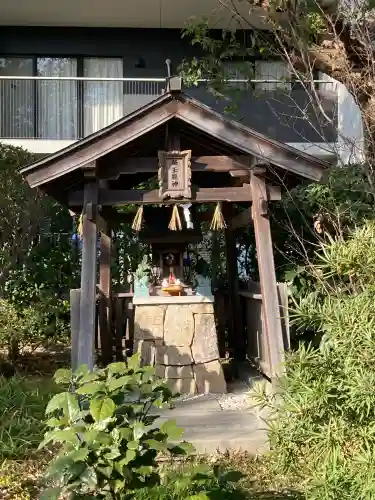楠玉龍神の{uncategorized: "未分類", other: "その他", undefined: "問題あり", building: "その他建物", grave: "お墓", sacred_gate: "鳥居", guardian: "狛犬", statue: "像", buddha: "仏像", history: "歴史", nature: "自然", garden: "庭園", animal: "動物", pagoda: "塔", temizu: "手水舎", mountain_gate: "山門・神門", sanctuary: "本殿・本堂", subordinate: "末社・摂社", art: "芸術", scenery: "景色", jizo: "地蔵", ema: "絵馬", goshuin: "御朱印", omikuji: "おみくじ", items: "授与品その他", amulet: "お守り", goshuincho: "御朱印帳", eats: "食事", festival: "お祭り", votive_dance: "神楽", shichigosan: "七五三参", wedding: "結婚式", experience: "体験その他", initially: "初詣", around: "周辺", anti_infection: "感染症対策"}