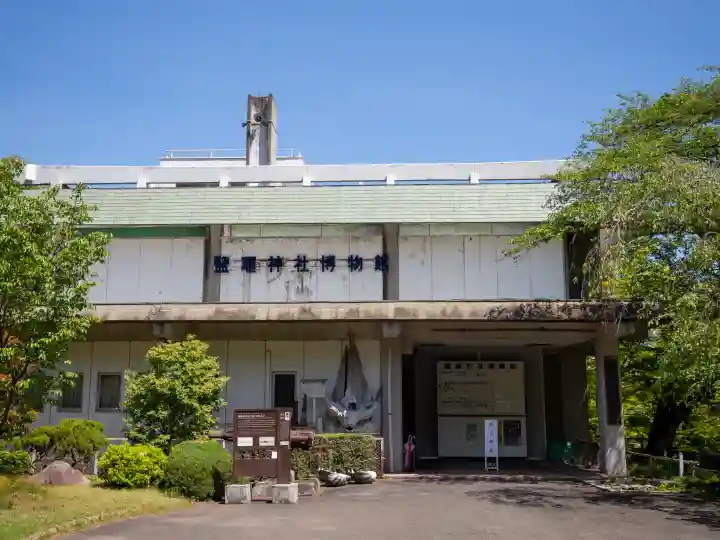 志波彦神社・鹽竈神社の{uncategorized: "未分類", other: "その他", undefined: "問題あり", building: "その他建物", grave: "お墓", sacred_gate: "鳥居", guardian: "狛犬", statue: "像", buddha: "仏像", history: "歴史", nature: "自然", garden: "庭園", animal: "動物", pagoda: "塔", temizu: "手水舎", mountain_gate: "山門・神門", sanctuary: "本殿・本堂", subordinate: "末社・摂社", art: "芸術", scenery: "景色", jizo: "地蔵", ema: "絵馬", goshuin: "御朱印", omikuji: "おみくじ", items: "授与品その他", amulet: "お守り", goshuincho: "御朱印帳", eats: "食事", festival: "お祭り", votive_dance: "神楽", shichigosan: "七五三参", wedding: "結婚式", experience: "体験その他", initially: "初詣", around: "周辺", anti_infection: "感染症対策"}