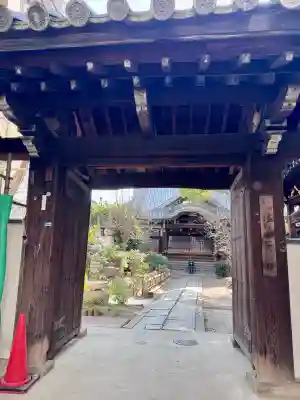 本教寺の{uncategorized: "未分類", other: "その他", undefined: "問題あり", building: "その他建物", grave: "お墓", sacred_gate: "鳥居", guardian: "狛犬", statue: "像", buddha: "仏像", history: "歴史", nature: "自然", garden: "庭園", animal: "動物", pagoda: "塔", temizu: "手水舎", mountain_gate: "山門・神門", sanctuary: "本殿・本堂", subordinate: "末社・摂社", art: "芸術", scenery: "景色", jizo: "地蔵", ema: "絵馬", goshuin: "御朱印", omikuji: "おみくじ", items: "授与品その他", amulet: "お守り", goshuincho: "御朱印帳", eats: "食事", festival: "お祭り", votive_dance: "神楽", shichigosan: "七五三参", wedding: "結婚式", experience: "体験その他", initially: "初詣", around: "周辺", anti_infection: "感染症対策"}