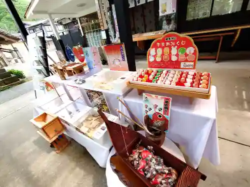 守りの神　藤基神社の授与品その他
