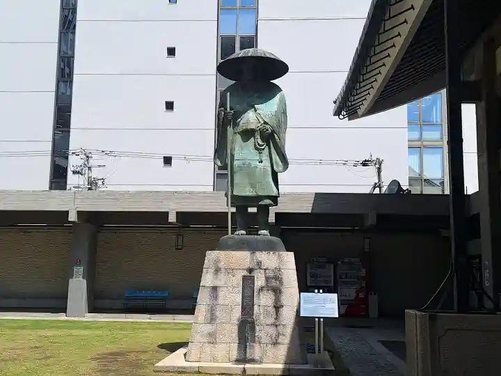 本願寺津村別院の{uncategorized: "未分類", other: "その他", undefined: "問題あり", building: "その他建物", grave: "お墓", sacred_gate: "鳥居", guardian: "狛犬", statue: "像", buddha: "仏像", history: "歴史", nature: "自然", garden: "庭園", animal: "動物", pagoda: "塔", temizu: "手水舎", mountain_gate: "山門・神門", sanctuary: "本殿・本堂", subordinate: "末社・摂社", art: "芸術", scenery: "景色", jizo: "地蔵", ema: "絵馬", goshuin: "御朱印", omikuji: "おみくじ", items: "授与品その他", amulet: "お守り", goshuincho: "御朱印帳", eats: "食事", festival: "お祭り", votive_dance: "神楽", shichigosan: "七五三参", wedding: "結婚式", experience: "体験その他", initially: "初詣", around: "周辺", anti_infection: "感染症対策"}