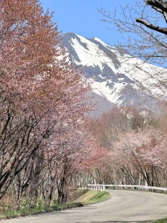 岩木山神社の{uncategorized: "未分類", other: "その他", undefined: "問題あり", building: "その他建物", grave: "お墓", sacred_gate: "鳥居", guardian: "狛犬", statue: "像", buddha: "仏像", history: "歴史", nature: "自然", garden: "庭園", animal: "動物", pagoda: "塔", temizu: "手水舎", mountain_gate: "山門・神門", sanctuary: "本殿・本堂", subordinate: "末社・摂社", art: "芸術", scenery: "景色", jizo: "地蔵", ema: "絵馬", goshuin: "御朱印", omikuji: "おみくじ", items: "授与品その他", amulet: "お守り", goshuincho: "御朱印帳", eats: "食事", festival: "お祭り", votive_dance: "神楽", shichigosan: "七五三参", wedding: "結婚式", experience: "体験その他", initially: "初詣", around: "周辺", anti_infection: "感染症対策"}