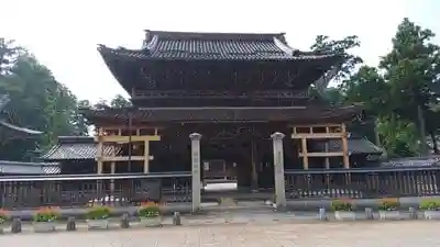 城端別院善徳寺の山門
