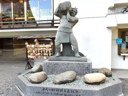 魚吹八幡神社の像