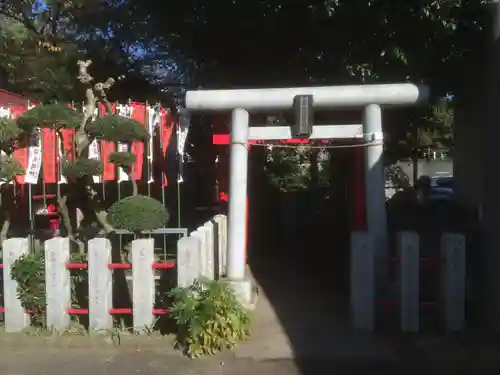三本杉稲荷大明神の鳥居