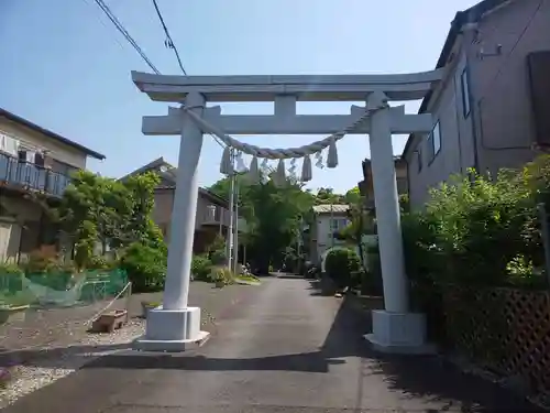 座間神社の鳥居