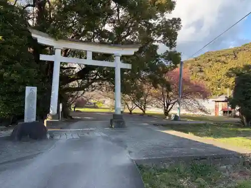 川津来宮神社の{uncategorized: "未分類", other: "その他", undefined: "問題あり", building: "その他建物", grave: "お墓", sacred_gate: "鳥居", guardian: "狛犬", statue: "像", buddha: "仏像", history: "歴史", nature: "自然", garden: "庭園", animal: "動物", pagoda: "塔", temizu: "手水舎", mountain_gate: "山門・神門", sanctuary: "本殿・本堂", subordinate: "末社・摂社", art: "芸術", scenery: "景色", jizo: "地蔵", ema: "絵馬", goshuin: "御朱印", omikuji: "おみくじ", items: "授与品その他", amulet: "お守り", goshuincho: "御朱印帳", eats: "食事", festival: "お祭り", votive_dance: "神楽", shichigosan: "七五三参", wedding: "結婚式", experience: "体験その他", initially: "初詣", around: "周辺", anti_infection: "感染症対策"}