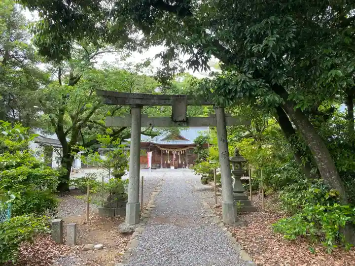 三所神社の{uncategorized: "未分類", other: "その他", undefined: "問題あり", building: "その他建物", grave: "お墓", sacred_gate: "鳥居", guardian: "狛犬", statue: "像", buddha: "仏像", history: "歴史", nature: "自然", garden: "庭園", animal: "動物", pagoda: "塔", temizu: "手水舎", mountain_gate: "山門・神門", sanctuary: "本殿・本堂", subordinate: "末社・摂社", art: "芸術", scenery: "景色", jizo: "地蔵", ema: "絵馬", goshuin: "御朱印", omikuji: "おみくじ", items: "授与品その他", amulet: "お守り", goshuincho: "御朱印帳", eats: "食事", festival: "お祭り", votive_dance: "神楽", shichigosan: "七五三参", wedding: "結婚式", experience: "体験その他", initially: "初詣", around: "周辺", anti_infection: "感染症対策"}