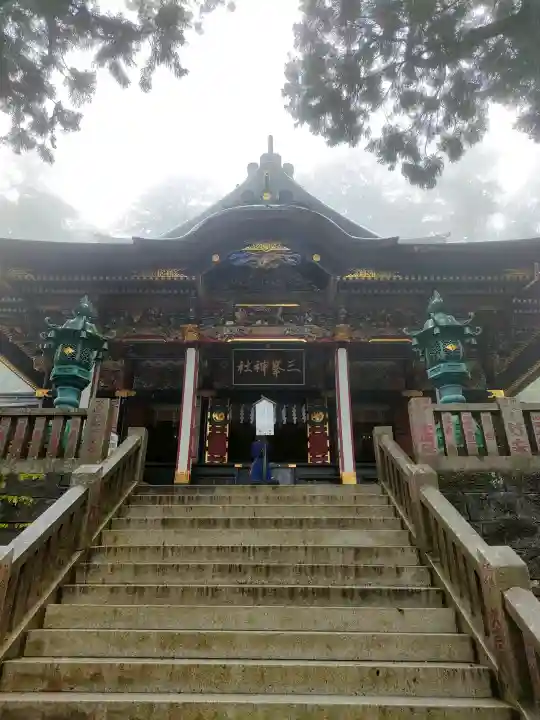 三峯神社の{uncategorized: "未分類", other: "その他", undefined: "問題あり", building: "その他建物", grave: "お墓", sacred_gate: "鳥居", guardian: "狛犬", statue: "像", buddha: "仏像", history: "歴史", nature: "自然", garden: "庭園", animal: "動物", pagoda: "塔", temizu: "手水舎", mountain_gate: "山門・神門", sanctuary: "本殿・本堂", subordinate: "末社・摂社", art: "芸術", scenery: "景色", jizo: "地蔵", ema: "絵馬", goshuin: "御朱印", omikuji: "おみくじ", items: "授与品その他", amulet: "お守り", goshuincho: "御朱印帳", eats: "食事", festival: "お祭り", votive_dance: "神楽", shichigosan: "七五三参", wedding: "結婚式", experience: "体験その他", initially: "初詣", around: "周辺", anti_infection: "感染症対策"}