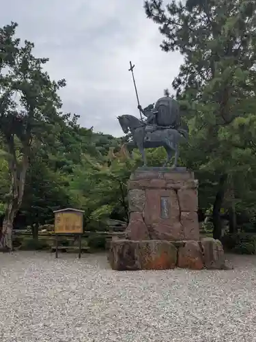 尾山神社の像