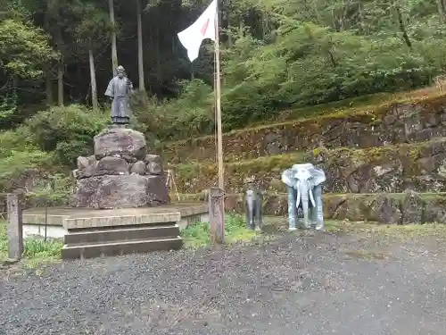 代々木神社の像