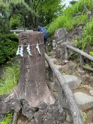 千駄ヶ谷冨士浅間神社の{uncategorized: "未分類", other: "その他", undefined: "問題あり", building: "その他建物", grave: "お墓", sacred_gate: "鳥居", guardian: "狛犬", statue: "像", buddha: "仏像", history: "歴史", nature: "自然", garden: "庭園", animal: "動物", pagoda: "塔", temizu: "手水舎", mountain_gate: "山門・神門", sanctuary: "本殿・本堂", subordinate: "末社・摂社", art: "芸術", scenery: "景色", jizo: "地蔵", ema: "絵馬", goshuin: "御朱印", omikuji: "おみくじ", items: "授与品その他", amulet: "お守り", goshuincho: "御朱印帳", eats: "食事", festival: "お祭り", votive_dance: "神楽", shichigosan: "七五三参", wedding: "結婚式", experience: "体験その他", initially: "初詣", around: "周辺", anti_infection: "感染症対策"}
