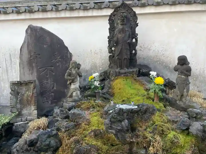 聖輪寺の{uncategorized: "未分類", other: "その他", undefined: "問題あり", building: "その他建物", grave: "お墓", sacred_gate: "鳥居", guardian: "狛犬", statue: "像", buddha: "仏像", history: "歴史", nature: "自然", garden: "庭園", animal: "動物", pagoda: "塔", temizu: "手水舎", mountain_gate: "山門・神門", sanctuary: "本殿・本堂", subordinate: "末社・摂社", art: "芸術", scenery: "景色", jizo: "地蔵", ema: "絵馬", goshuin: "御朱印", omikuji: "おみくじ", items: "授与品その他", amulet: "お守り", goshuincho: "御朱印帳", eats: "食事", festival: "お祭り", votive_dance: "神楽", shichigosan: "七五三参", wedding: "結婚式", experience: "体験その他", initially: "初詣", around: "周辺", anti_infection: "感染症対策"}