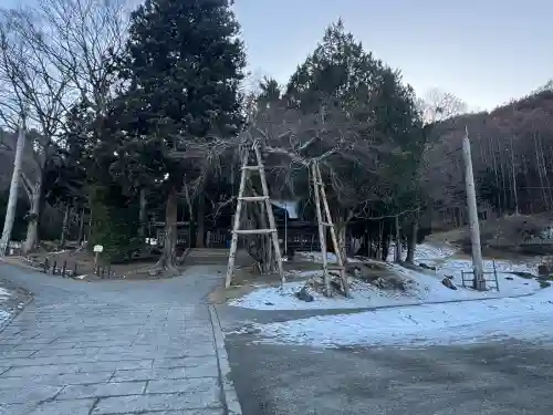 諏訪大社上社前宮の{uncategorized: "未分類", other: "その他", undefined: "問題あり", building: "その他建物", grave: "お墓", sacred_gate: "鳥居", guardian: "狛犬", statue: "像", buddha: "仏像", history: "歴史", nature: "自然", garden: "庭園", animal: "動物", pagoda: "塔", temizu: "手水舎", mountain_gate: "山門・神門", sanctuary: "本殿・本堂", subordinate: "末社・摂社", art: "芸術", scenery: "景色", jizo: "地蔵", ema: "絵馬", goshuin: "御朱印", omikuji: "おみくじ", items: "授与品その他", amulet: "お守り", goshuincho: "御朱印帳", eats: "食事", festival: "お祭り", votive_dance: "神楽", shichigosan: "七五三参", wedding: "結婚式", experience: "体験その他", initially: "初詣", around: "周辺", anti_infection: "感染症対策"}