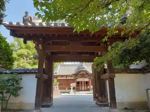 日部神社の山門