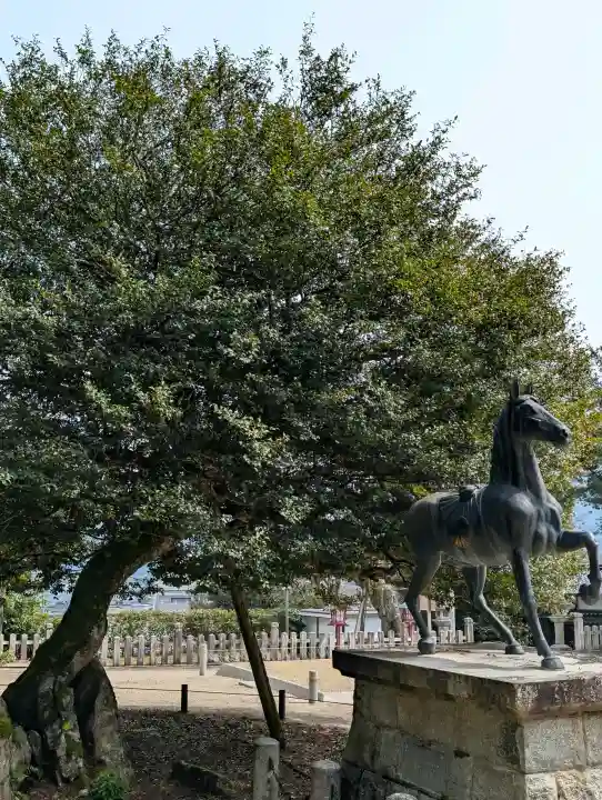 山王宮日吉神社の{uncategorized: "未分類", other: "その他", undefined: "問題あり", building: "その他建物", grave: "お墓", sacred_gate: "鳥居", guardian: "狛犬", statue: "像", buddha: "仏像", history: "歴史", nature: "自然", garden: "庭園", animal: "動物", pagoda: "塔", temizu: "手水舎", mountain_gate: "山門・神門", sanctuary: "本殿・本堂", subordinate: "末社・摂社", art: "芸術", scenery: "景色", jizo: "地蔵", ema: "絵馬", goshuin: "御朱印", omikuji: "おみくじ", items: "授与品その他", amulet: "お守り", goshuincho: "御朱印帳", eats: "食事", festival: "お祭り", votive_dance: "神楽", shichigosan: "七五三参", wedding: "結婚式", experience: "体験その他", initially: "初詣", around: "周辺", anti_infection: "感染症対策"}