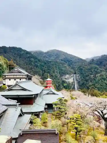 青岸渡寺の{uncategorized: "未分類", other: "その他", undefined: "問題あり", building: "その他建物", grave: "お墓", sacred_gate: "鳥居", guardian: "狛犬", statue: "像", buddha: "仏像", history: "歴史", nature: "自然", garden: "庭園", animal: "動物", pagoda: "塔", temizu: "手水舎", mountain_gate: "山門・神門", sanctuary: "本殿・本堂", subordinate: "末社・摂社", art: "芸術", scenery: "景色", jizo: "地蔵", ema: "絵馬", goshuin: "御朱印", omikuji: "おみくじ", items: "授与品その他", amulet: "お守り", goshuincho: "御朱印帳", eats: "食事", festival: "お祭り", votive_dance: "神楽", shichigosan: "七五三参", wedding: "結婚式", experience: "体験その他", initially: "初詣", around: "周辺", anti_infection: "感染症対策"}