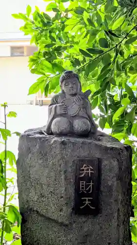 鎮守氷川神社の像