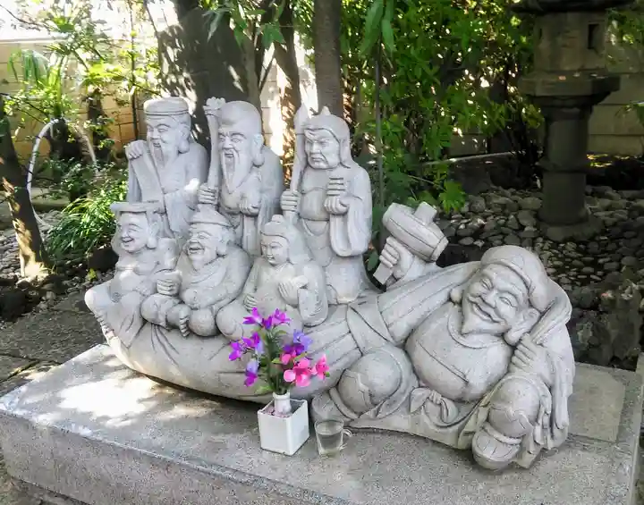 武蔵野稲荷神社の像