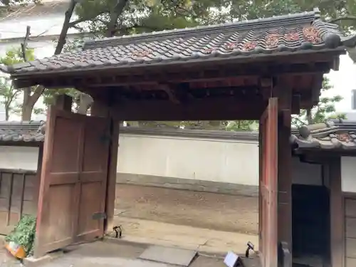 錦春稲荷大明神の山門・神門