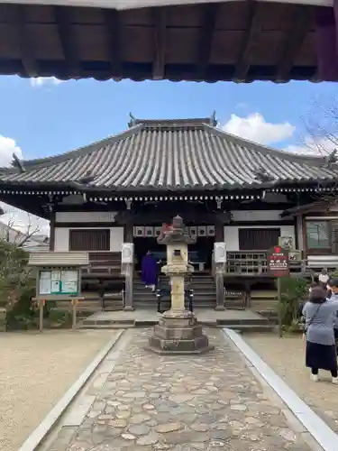 帯解寺の本殿・本堂