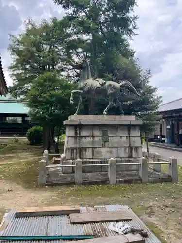 大神神社（花池）の像