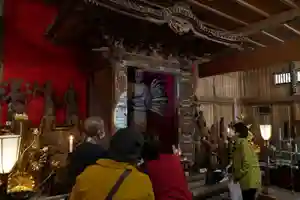 11月20日(土)~23日(火・祝)
真野寺のご本尊である覆面千手観音の御開帳が行われます。内陣への拝観は、9~16時まで(拝観料:500円)
また、境内では毎月6日の大黒天祭に合わせ行われる開運マルシェも開催。23日には、演劇【バッタもん】も行われる。
万燈祭は、本堂への男坂に飾られる150張もの提灯をはじめ、境内を灯篭にて灯します。
(日没~19時)
22~23日限定で灯り手水も行います。