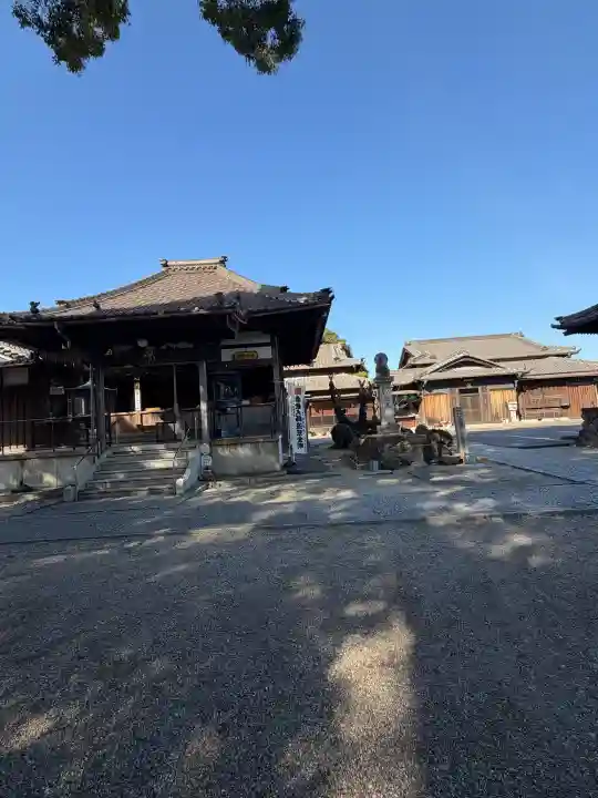 観音寺の{uncategorized: "未分類", other: "その他", undefined: "問題あり", building: "その他建物", grave: "お墓", sacred_gate: "鳥居", guardian: "狛犬", statue: "像", buddha: "仏像", history: "歴史", nature: "自然", garden: "庭園", animal: "動物", pagoda: "塔", temizu: "手水舎", mountain_gate: "山門・神門", sanctuary: "本殿・本堂", subordinate: "末社・摂社", art: "芸術", scenery: "景色", jizo: "地蔵", ema: "絵馬", goshuin: "御朱印", omikuji: "おみくじ", items: "授与品その他", amulet: "お守り", goshuincho: "御朱印帳", eats: "食事", festival: "お祭り", votive_dance: "神楽", shichigosan: "七五三参", wedding: "結婚式", experience: "体験その他", initially: "初詣", around: "周辺", anti_infection: "感染症対策"}