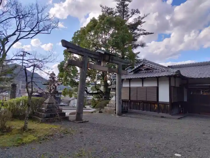 與能神社の{uncategorized: "未分類", other: "その他", undefined: "問題あり", building: "その他建物", grave: "お墓", sacred_gate: "鳥居", guardian: "狛犬", statue: "像", buddha: "仏像", history: "歴史", nature: "自然", garden: "庭園", animal: "動物", pagoda: "塔", temizu: "手水舎", mountain_gate: "山門・神門", sanctuary: "本殿・本堂", subordinate: "末社・摂社", art: "芸術", scenery: "景色", jizo: "地蔵", ema: "絵馬", goshuin: "御朱印", omikuji: "おみくじ", items: "授与品その他", amulet: "お守り", goshuincho: "御朱印帳", eats: "食事", festival: "お祭り", votive_dance: "神楽", shichigosan: "七五三参", wedding: "結婚式", experience: "体験その他", initially: "初詣", around: "周辺", anti_infection: "感染症対策"}