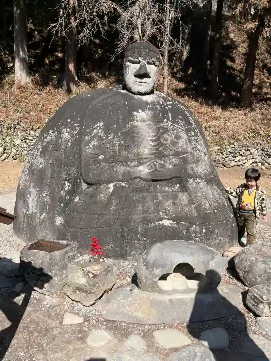 諏訪大社下社春宮の{uncategorized: "未分類", other: "その他", undefined: "問題あり", building: "その他建物", grave: "お墓", sacred_gate: "鳥居", guardian: "狛犬", statue: "像", buddha: "仏像", history: "歴史", nature: "自然", garden: "庭園", animal: "動物", pagoda: "塔", temizu: "手水舎", mountain_gate: "山門・神門", sanctuary: "本殿・本堂", subordinate: "末社・摂社", art: "芸術", scenery: "景色", jizo: "地蔵", ema: "絵馬", goshuin: "御朱印", omikuji: "おみくじ", items: "授与品その他", amulet: "お守り", goshuincho: "御朱印帳", eats: "食事", festival: "お祭り", votive_dance: "神楽", shichigosan: "七五三参", wedding: "結婚式", experience: "体験その他", initially: "初詣", around: "周辺", anti_infection: "感染症対策"}