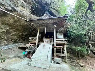 観音寺（岩屋観音）の{uncategorized: "未分類", other: "その他", undefined: "問題あり", building: "その他建物", grave: "お墓", sacred_gate: "鳥居", guardian: "狛犬", statue: "像", buddha: "仏像", history: "歴史", nature: "自然", garden: "庭園", animal: "動物", pagoda: "塔", temizu: "手水舎", mountain_gate: "山門・神門", sanctuary: "本殿・本堂", subordinate: "末社・摂社", art: "芸術", scenery: "景色", jizo: "地蔵", ema: "絵馬", goshuin: "御朱印", omikuji: "おみくじ", items: "授与品その他", amulet: "お守り", goshuincho: "御朱印帳", eats: "食事", festival: "お祭り", votive_dance: "神楽", shichigosan: "七五三参", wedding: "結婚式", experience: "体験その他", initially: "初詣", around: "周辺", anti_infection: "感染症対策"}
