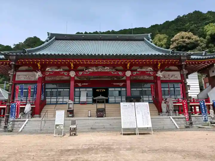 総本山 本福寺の{uncategorized: "未分類", other: "その他", undefined: "問題あり", building: "その他建物", grave: "お墓", sacred_gate: "鳥居", guardian: "狛犬", statue: "像", buddha: "仏像", history: "歴史", nature: "自然", garden: "庭園", animal: "動物", pagoda: "塔", temizu: "手水舎", mountain_gate: "山門・神門", sanctuary: "本殿・本堂", subordinate: "末社・摂社", art: "芸術", scenery: "景色", jizo: "地蔵", ema: "絵馬", goshuin: "御朱印", omikuji: "おみくじ", items: "授与品その他", amulet: "お守り", goshuincho: "御朱印帳", eats: "食事", festival: "お祭り", votive_dance: "神楽", shichigosan: "七五三参", wedding: "結婚式", experience: "体験その他", initially: "初詣", around: "周辺", anti_infection: "感染症対策"}